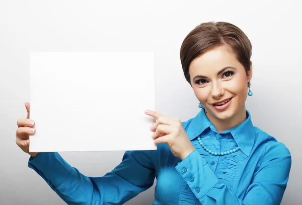 Junge lässige Frau glücklich mit leerem Schild — Stockfoto