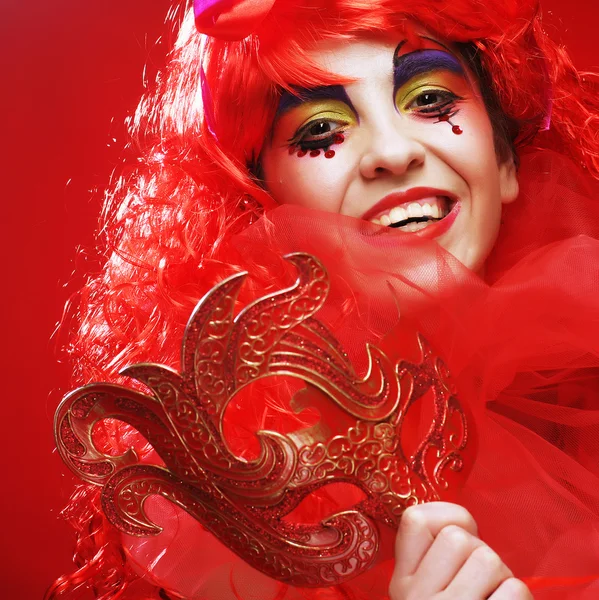 Όμορφη κοκκινομάλλα γυναίκα με μάσκα. — Φωτογραφία Αρχείου