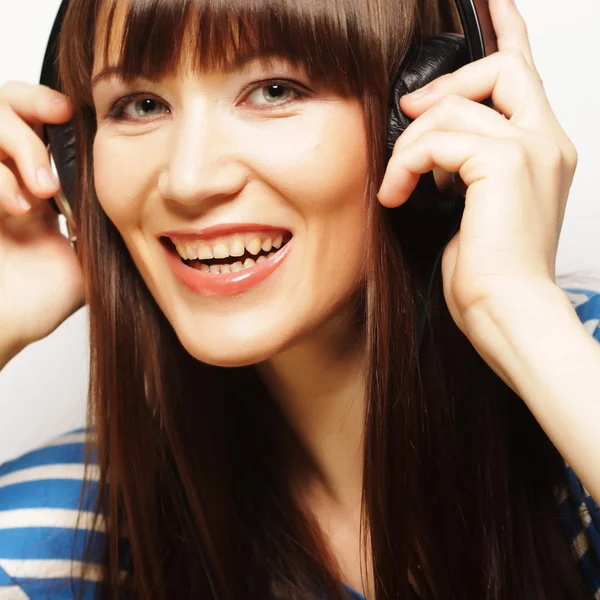 Joven mujer feliz con auriculares — Foto de Stock