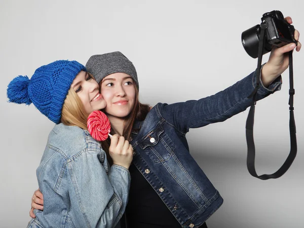 Chicas felices amigos tomando algunas fotos —  Fotos de Stock