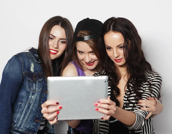 女の子のお友達がデジタル タブレットと selfie を引き継ぐ — ストック写真