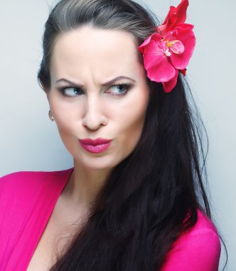 Kadın komik surat yapıyor.