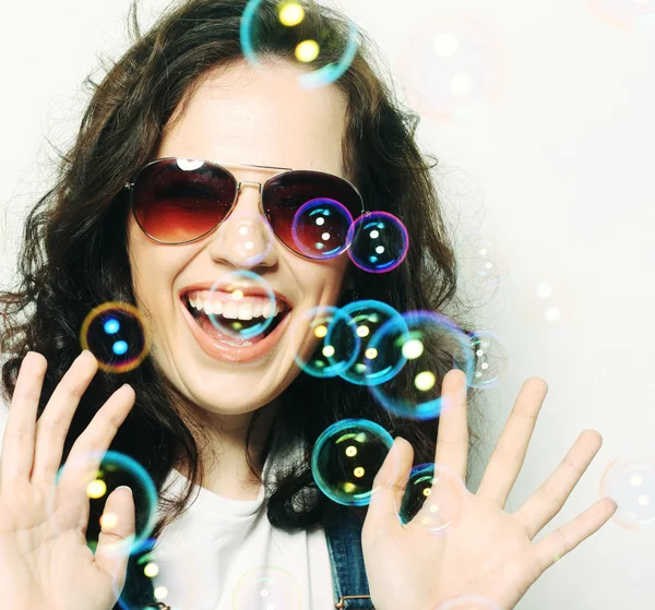 Jonge vrouw met zeepbellen — Stockfoto