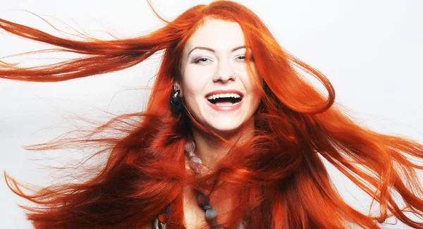 Mujer con el pelo rojo largo que fluye — Foto de Stock