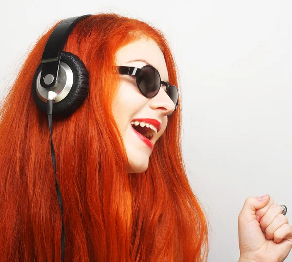 Kulaklıklı kadın müzik dinliyor. — Stok fotoğraf