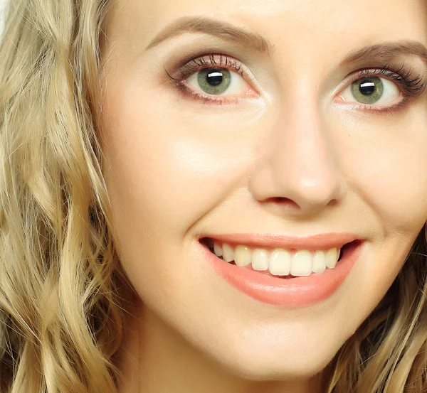 Blond meisje glimlachen en lachen — Stockfoto