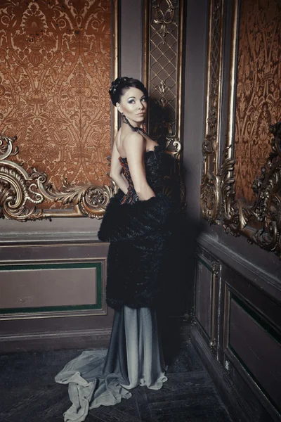 宮殿の部屋に立つ若い美しい女性 — ストック写真
