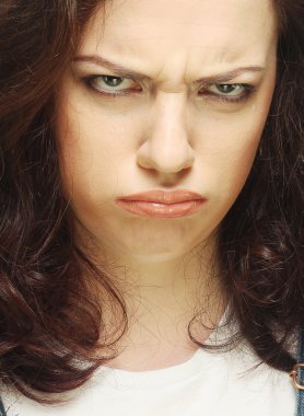 memnun genç bir kadın portresi