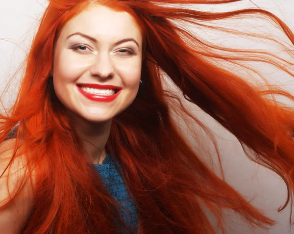 Mujer con el pelo rojo largo que fluye — Foto de Stock