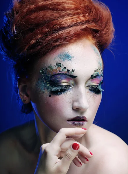 Vrouw met artistieke make-up — Stockfoto
