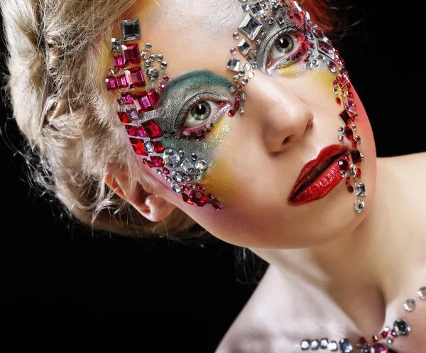 Retrato de primer plano de mujer con maquillaje artístico — Foto de Stock