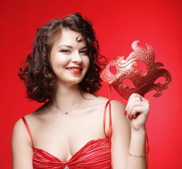 Giovane donna con una maschera misteriosa rossa — Foto Stock