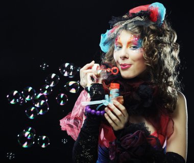 Yaratıcı makyajlı bir model.