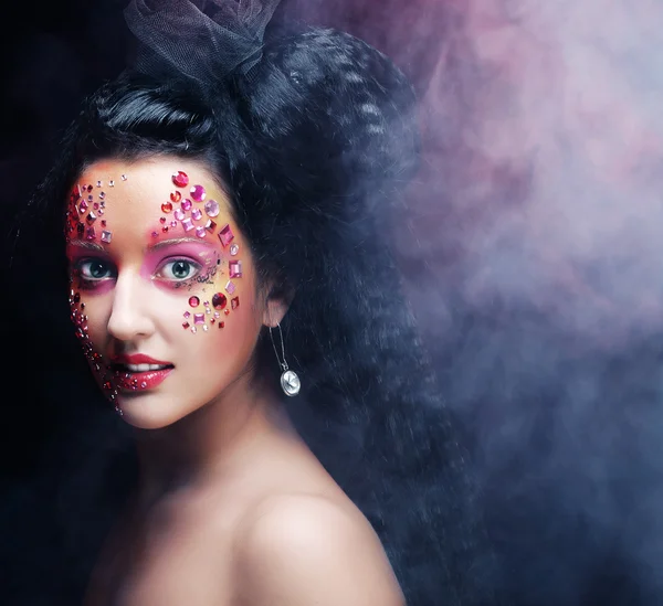 Mujer con maquillaje artístico brillante — Foto de Stock