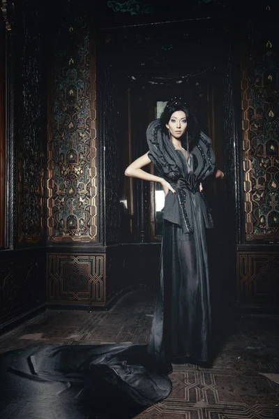 Young beautiful woman standing in the palace room — Stock Photo, Image