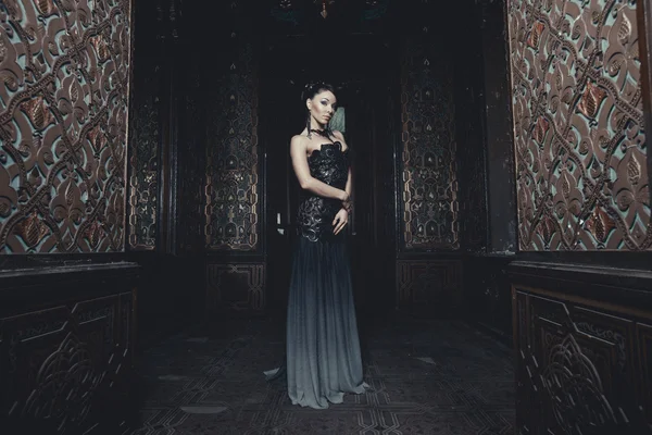 Jovem bela mulher de pé na sala do palácio — Fotografia de Stock