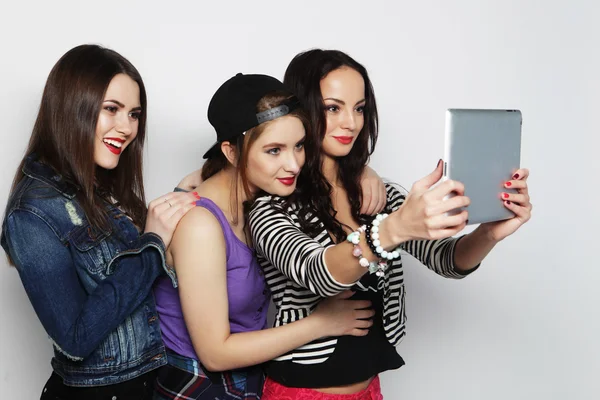 Meninas amigas tomando selfie com tablet digital — Fotografia de Stock