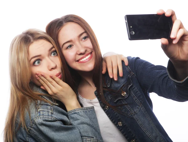 Два улыбающихся подростка фотографируются — стоковое фото