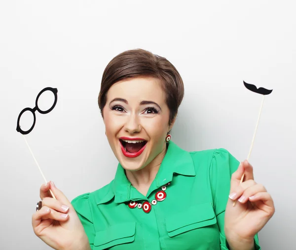 Mulher segurando bigode e óculos em um pau . — Fotografia de Stock