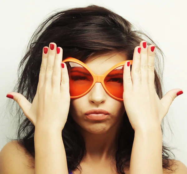 Mujer joven con grandes gafas de sol naranjas —  Fotos de Stock