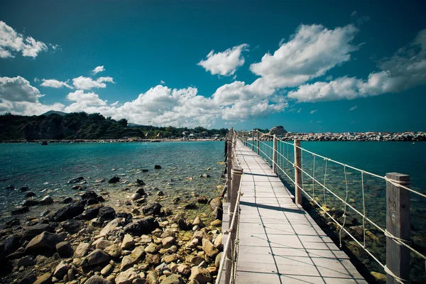 Ponte de madeira - mar, verão . — Fotografia de Stock