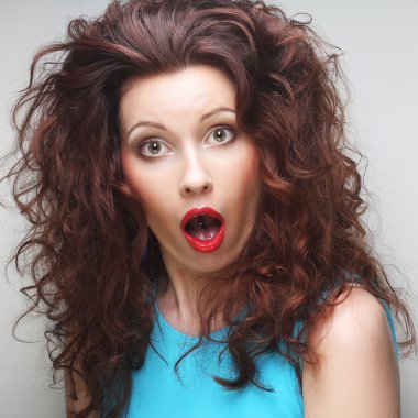 Güzel, genç, şaşkın kadın.