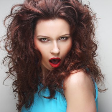 Güzel, genç, şaşkın kadın.