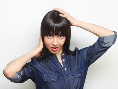 Güzel, genç, şaşkın kadın.