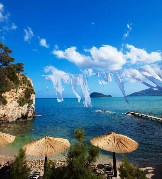 Rangée de parasols et salons de paille à la plage — Photo