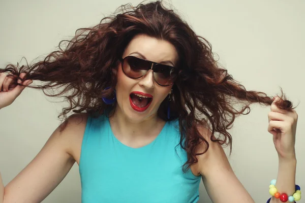 Genç kadın güneş gözlüğü takıyor şaşırttı.