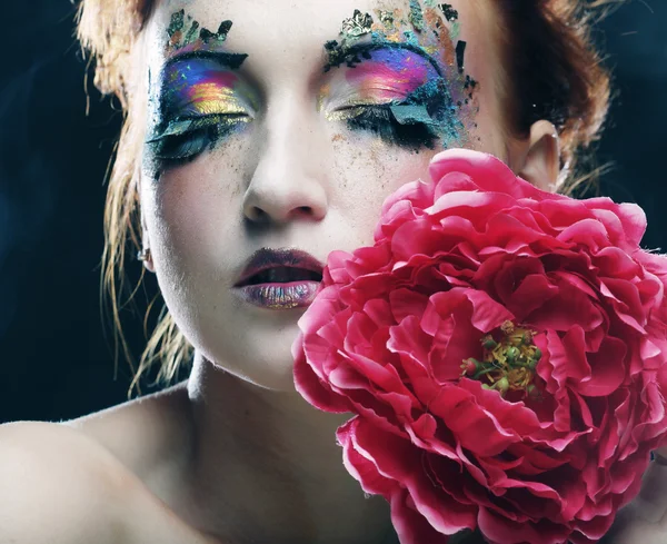 Yaratıcı makyajlı kadın — Stok fotoğraf