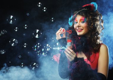 Moda model yaratıcı makyaj üfleme sabun köpüğü ile.