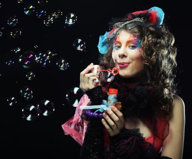 Yaratıcı makyajlı bir model.