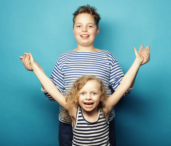Crianças - irmã e irmão — Fotografia de Stock