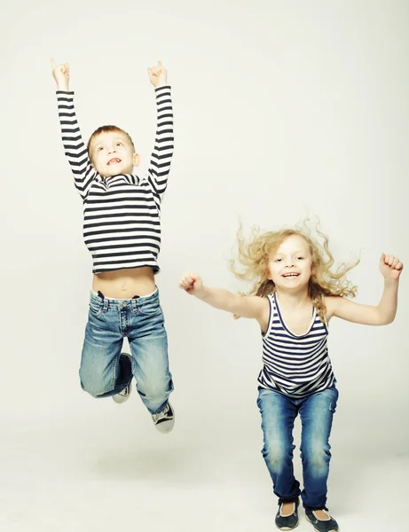 Bambini - sorella e fratello — Foto Stock