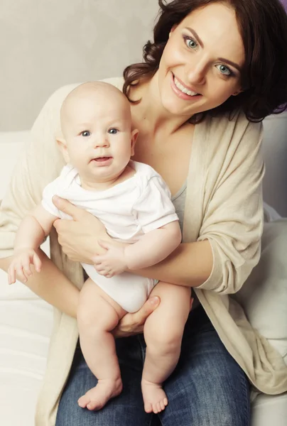 Mãe feliz e bebê — Fotografia de Stock