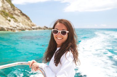 kadın gemisi üst güvertede