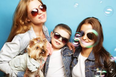 iki kız ve kardeşi ile yorkshire korkunç