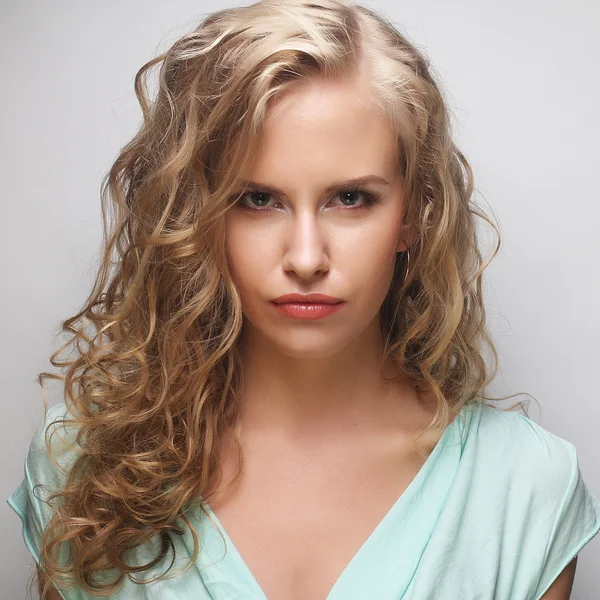 Porträtt av ung sensuell blond kvinna. — Stockfoto