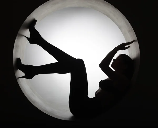 Stijlvolle silhouet vrouw in cirkel — Stockfoto