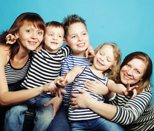 Duas mães e três filhos — Fotografia de Stock