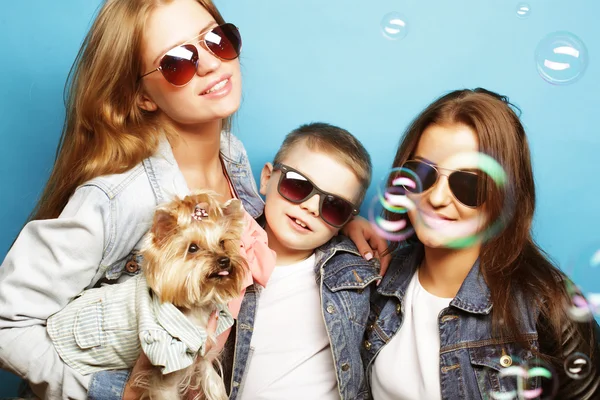 Two sisters and brother with yorkshire terrier — Stock Photo, Image