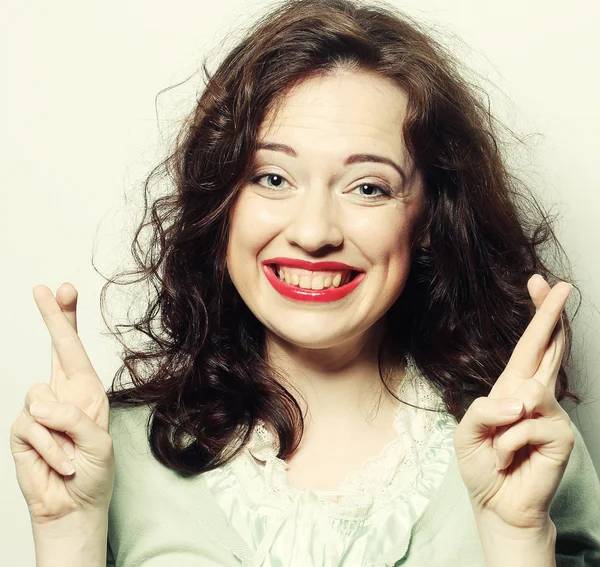 Sorridente mulher esperando duro com os dedos — Fotografia de Stock