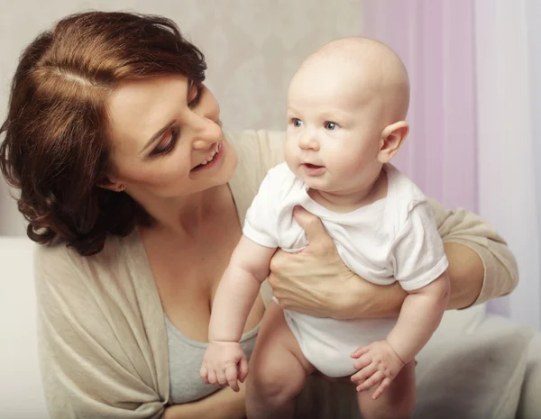 Gelukkig moeder en baby — Stockfoto