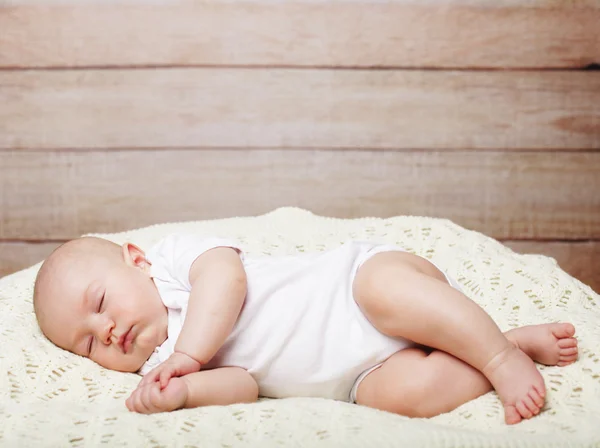 Dítě ležící na posteli při spánku — Stock fotografie