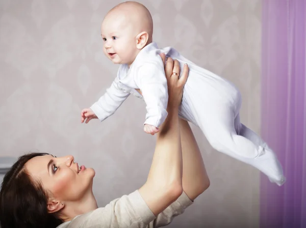 Gelukkig moeder en baby — Stockfoto