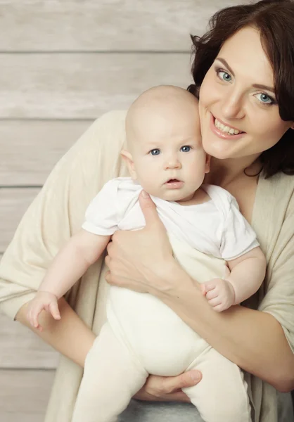 Gelukkig moeder en baby — Stockfoto