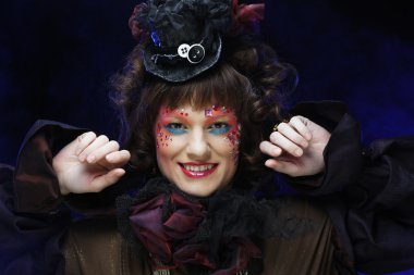 Sanatsal makyajlı güzel bir bayan..