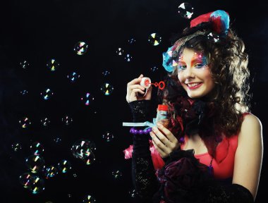 Yaratıcı makyajlı bir model.