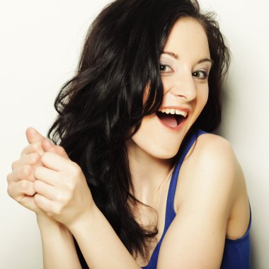 Güzel, genç, şaşkın kadın.